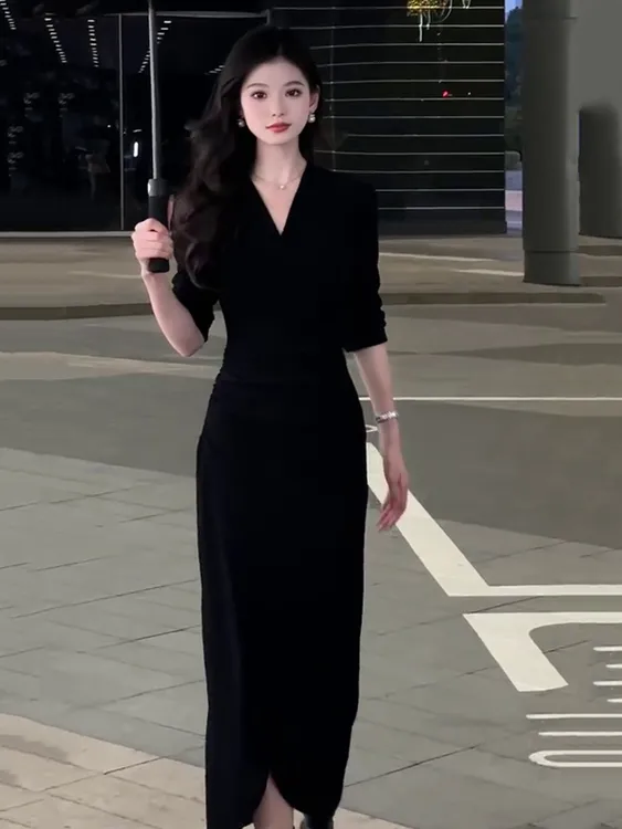春秋季2025年复古赫本风小黑裙修身显瘦内搭V领长裙黑色连衣裙女