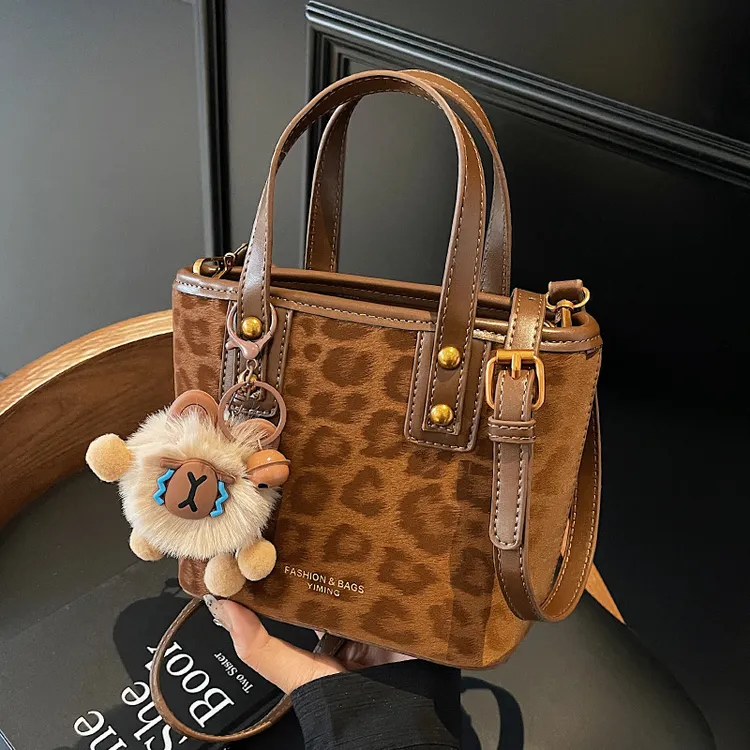 高级感女韩系潮流豹纹休闲质感手提水桶包包女百搭通勤洋气斜挎包