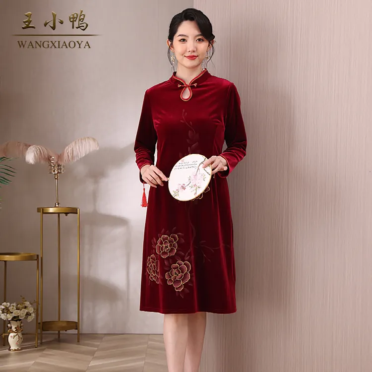 王小鸭妈妈婚宴金丝绒绣花裙子2026新款婆婆婚礼服喜庆连衣裙旗袍