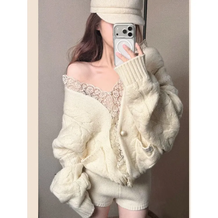 温柔风甜美设计感v领毛衣外套2025秋冬新款高腰百搭显瘦短裤套装