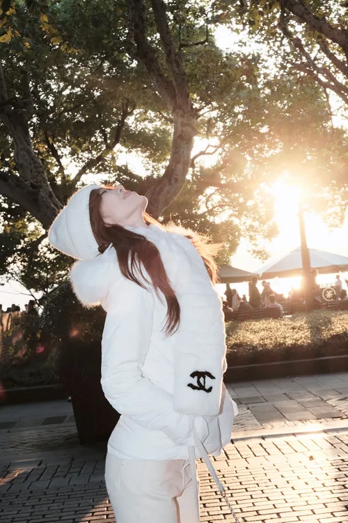 *尹千金*【lu系腰精】自带s身材效果 超显腰身 收腰羽绒服M240780