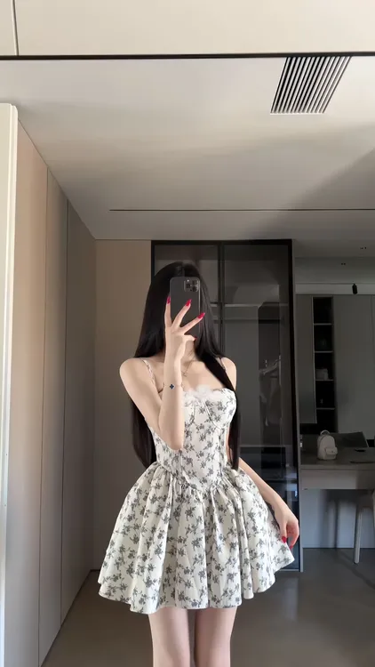 茶歇法式蓝色碎花吊带连衣裙温柔气质漂亮独特收腰蓬蓬短裙女夏季