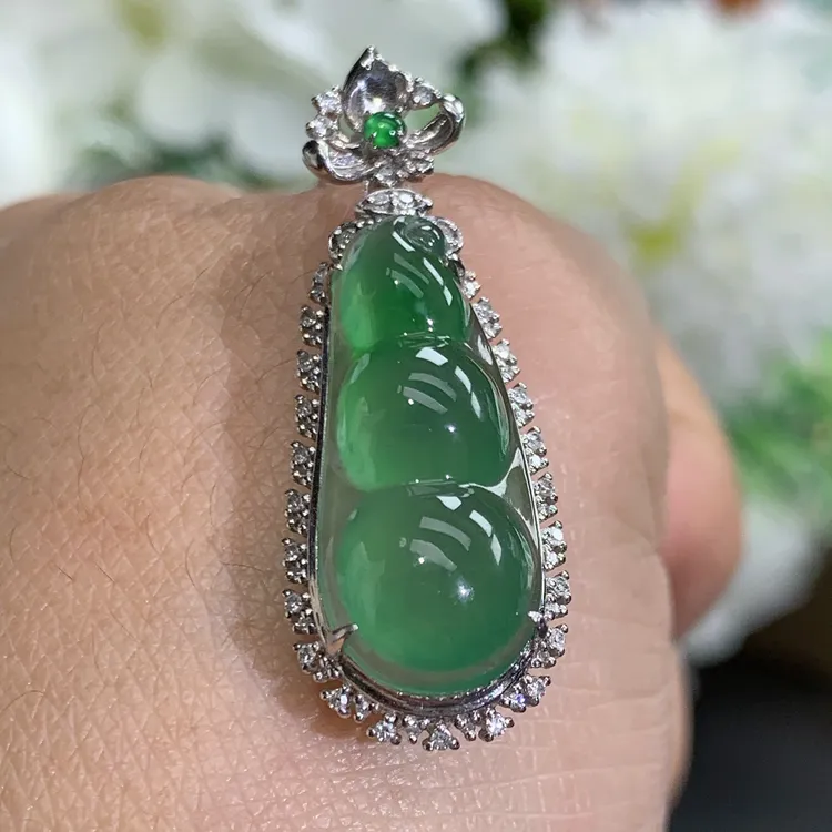 尺寸36.8×13.4×10缅甸天然翡翠A货18k金正冰胶晴绿福豆吊坠
