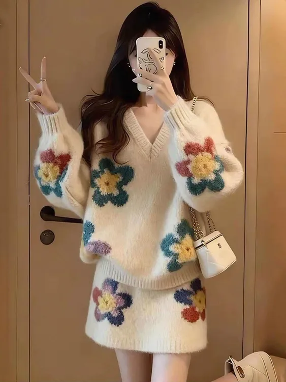 小个子秋冬慵懒风套装女软糯花朵V领潮高级感针织毛衣短裙两件套