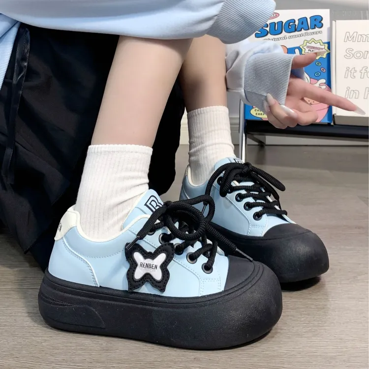 人本厚底板鞋女ins潮2025新款秋季蝴蝶小众设计休闲鞋百搭小白鞋