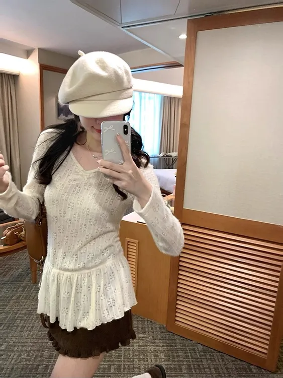 V领蕾丝镂空绒面打底衫女秋季新款设计感小众t恤百搭内搭长袖上衣