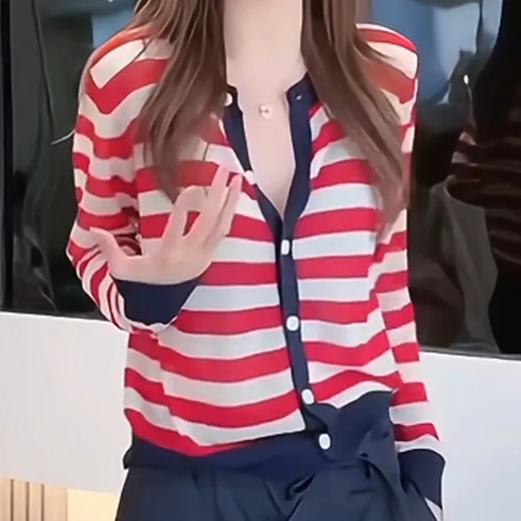 时尚气质设计感白红条纹防晒上衣女2025夏季新款洋气减龄针织衫潮