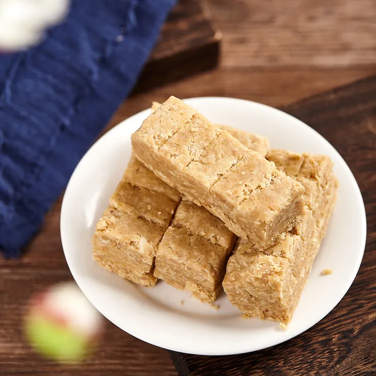 含山林头黄氏花生酥机锤制作传统糕点