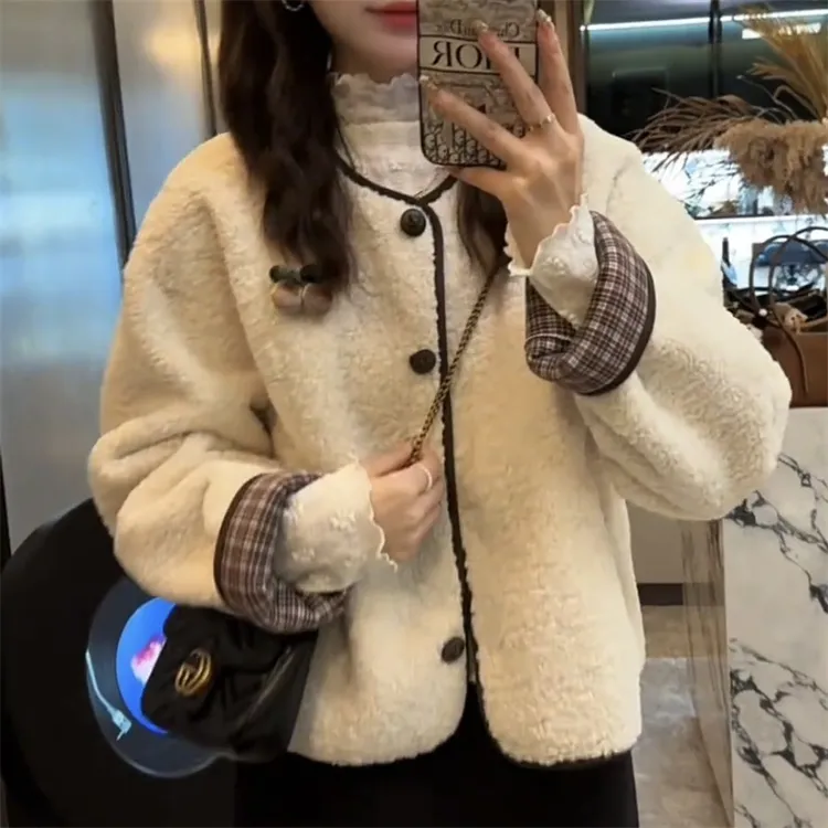 韩版圆领单排扣皮毛一体袖子格子拼接毛毛短外套女2025秋冬新款
