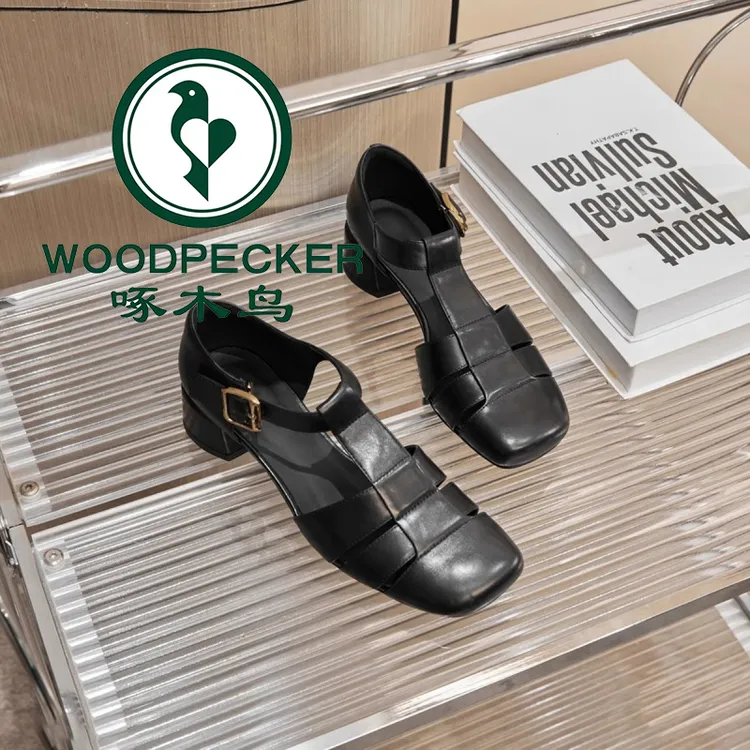 啄木鸟复古小众镂空罗马凉鞋女2025夏粗跟黑色通勤软皮包头猪笼鞋