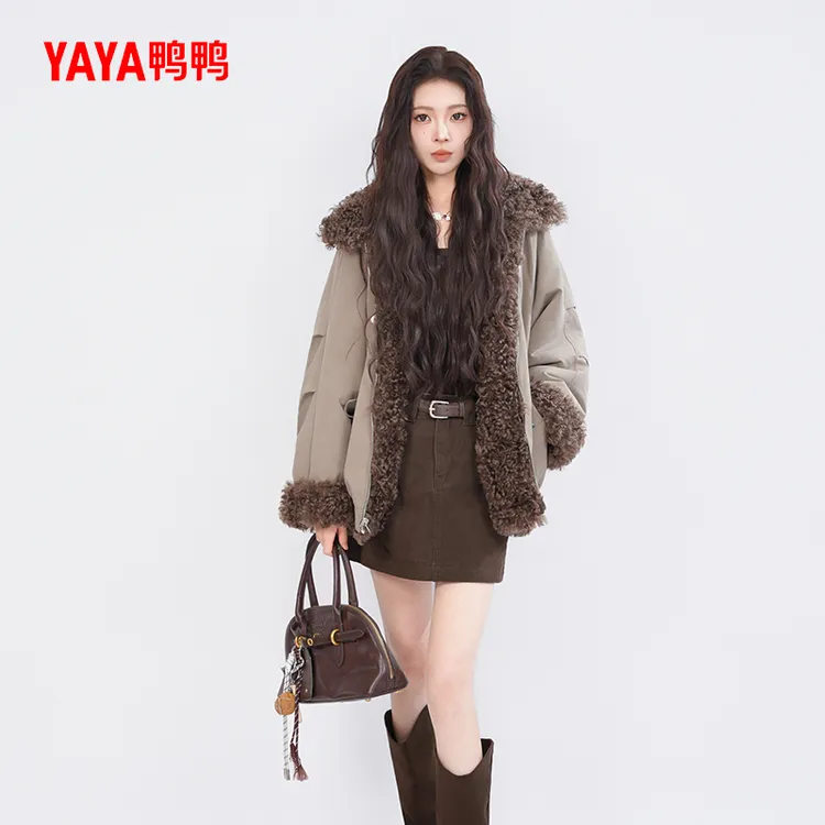 YAYA鸭鸭2025冬季新款羽绒服女羊卷毛毛领气质设计感休闲派克外套