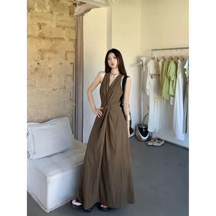 轻熟风纯色V领无袖连衣裙2025夏季女设计感扭结收腰挂脖长裙子