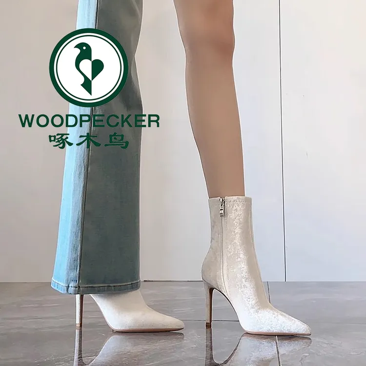 啄木鸟白色绒面高跟短靴女秋冬气质尖头细跟瘦瘦靴2025新款时装靴
