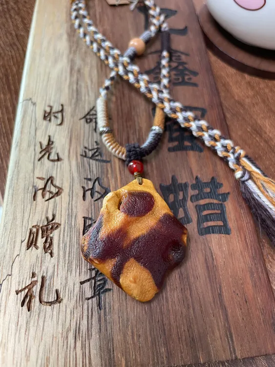 原矿全皮金白妖花天然琥珀蜜蜡原石吊坠 花色妖艳 裸石重13克