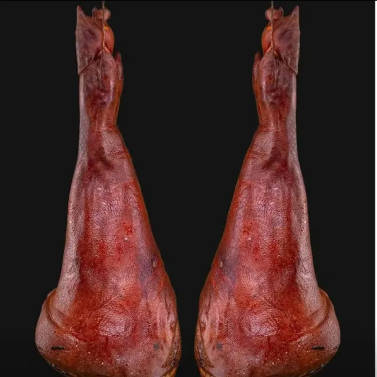 正宗柏树枝烟熏腊猪脚精选农家土猪脚土法腌制柴火熏制腊猪蹄批发