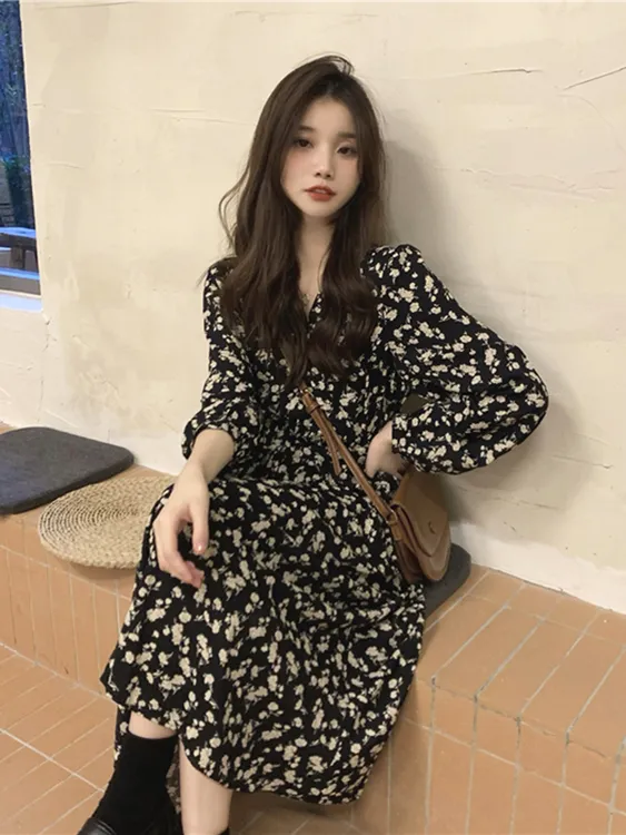 爱豆+《现货现发》温柔风碎花V领连衣裙女秋装2025新款长款过膝高腰