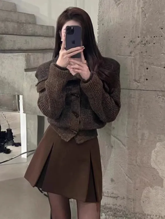 2025年春秋设计感上衣美拉德穿搭翻领牛角扣针织毛衣开衫外套女款