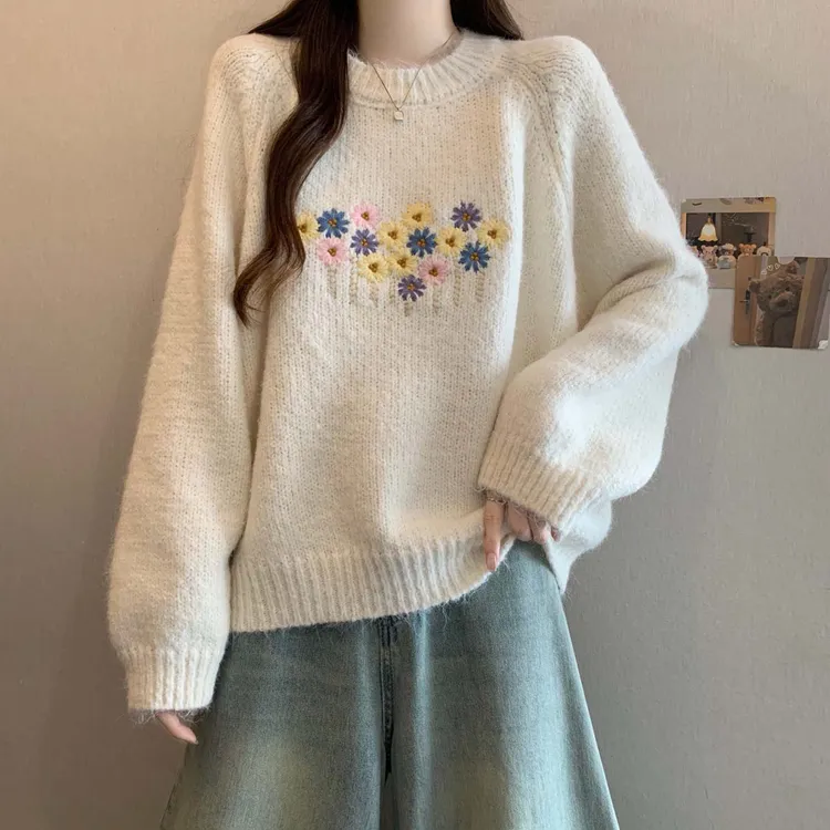 大码女装遮肚子慵懒风刺绣减龄长袖针织衫秋冬胖妹妹宽松显瘦毛衣