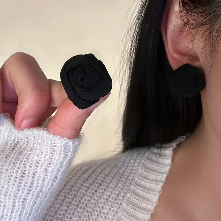 非金属布艺耳饰 E0365-1法式精致轻奢百搭小众高级感黑色玫瑰耳钉