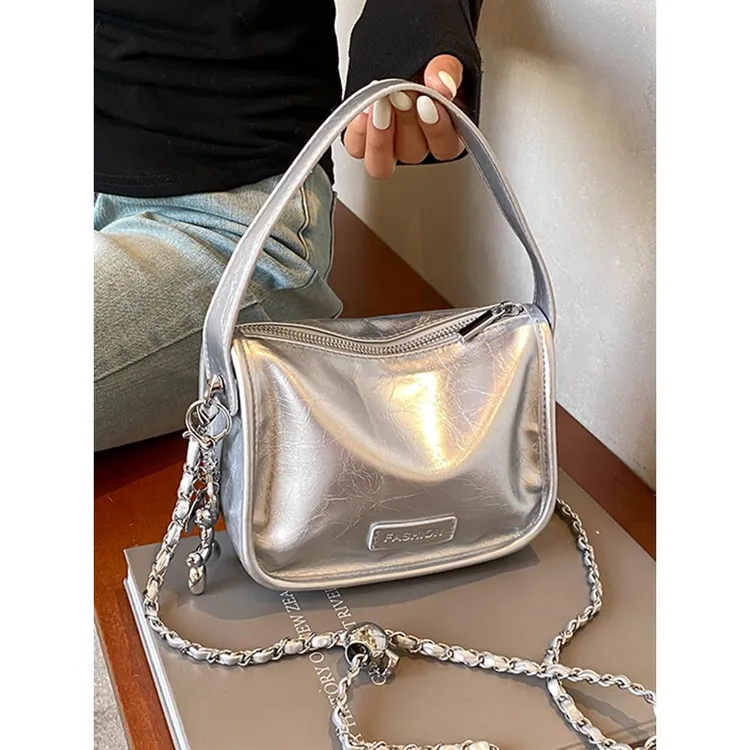 超火小包包女2025新款春夏女士时尚流行链条斜挎包百搭手提小方包