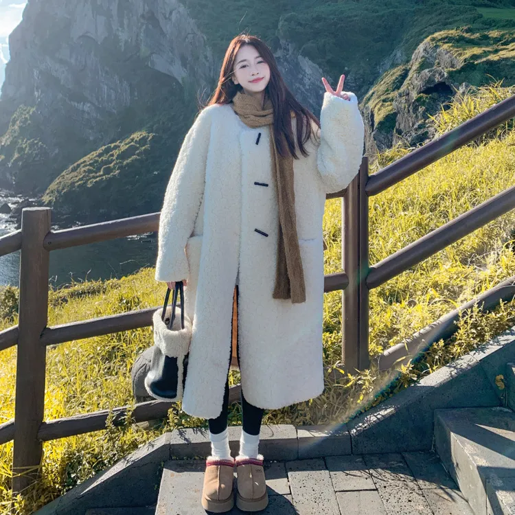 实拍米白色温柔风长款过膝羊羔毛大衣女2025冬季保暖厚实皮毛一体