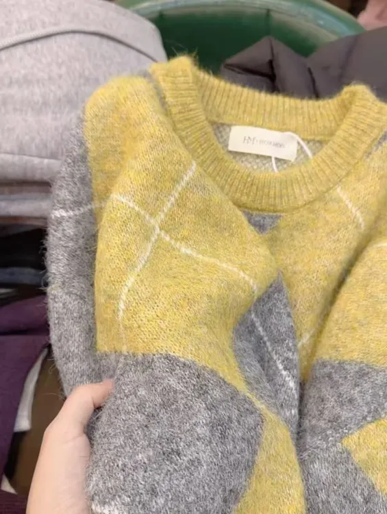 七言家   #韩系氛围感双色菱格拉绒感软糯毛衣@