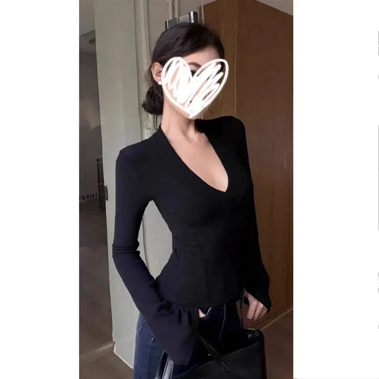 高级感气质辣妹V领性感长袖T恤女装秋季设计感修身显瘦打底衫上衣