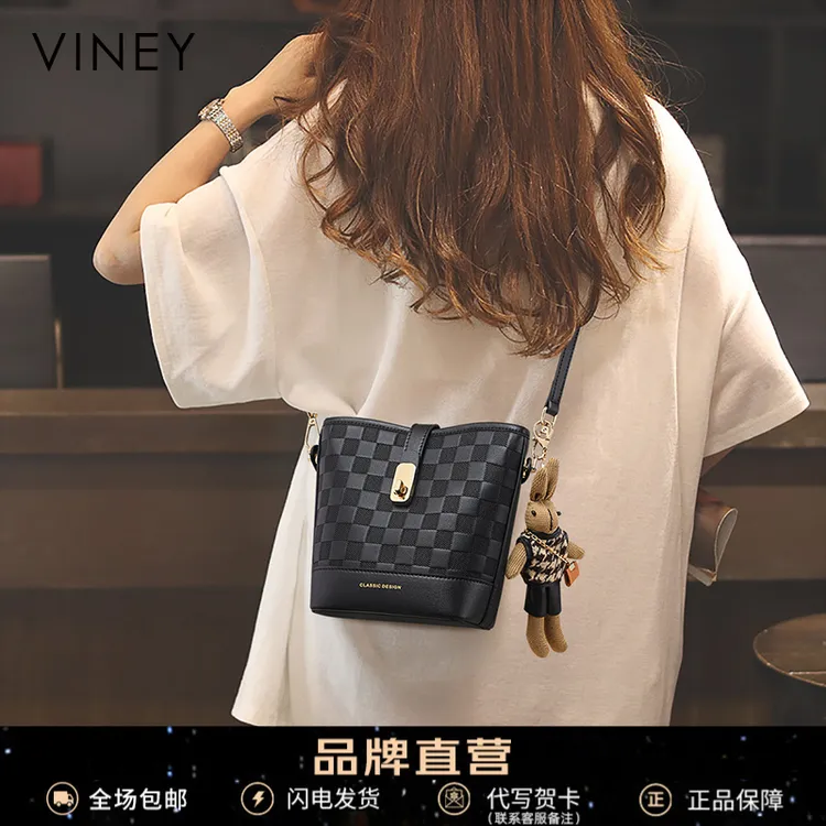 Viney真皮包包女式2025新款时尚盘格纹水桶包斜挎包单肩通勤女包