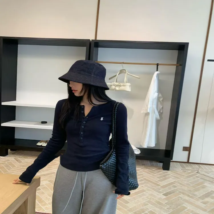 E念8071半开纽扣V领修身短款T恤女小马标刺绣长袖打底内搭上衣ins