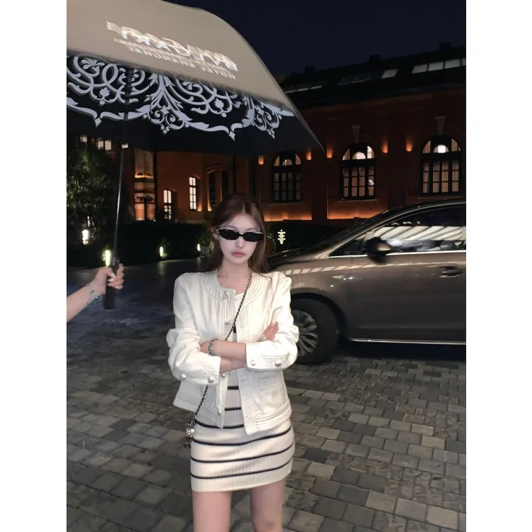 法式复古气质小香风短款外套女2025年秋季新款纽扣条纹包臀短裙女