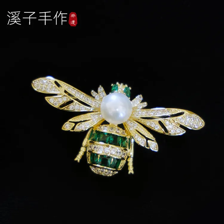 铜锆石胸针 新款绿色立体小蜜蜂胸花轻奢时尚设计师款珍珠别针男