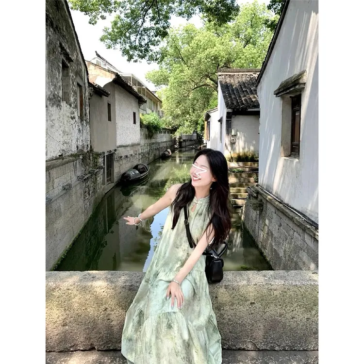 新中式女装无袖挂脖连衣裙子夏季清冷松弛感穿搭吊带绿色碎花长裙