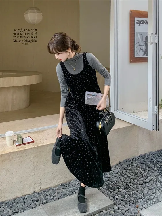 金丝绒碎花黑色无袖连衣裙两件套女秋冬2025新款韩系温柔入秋衣服