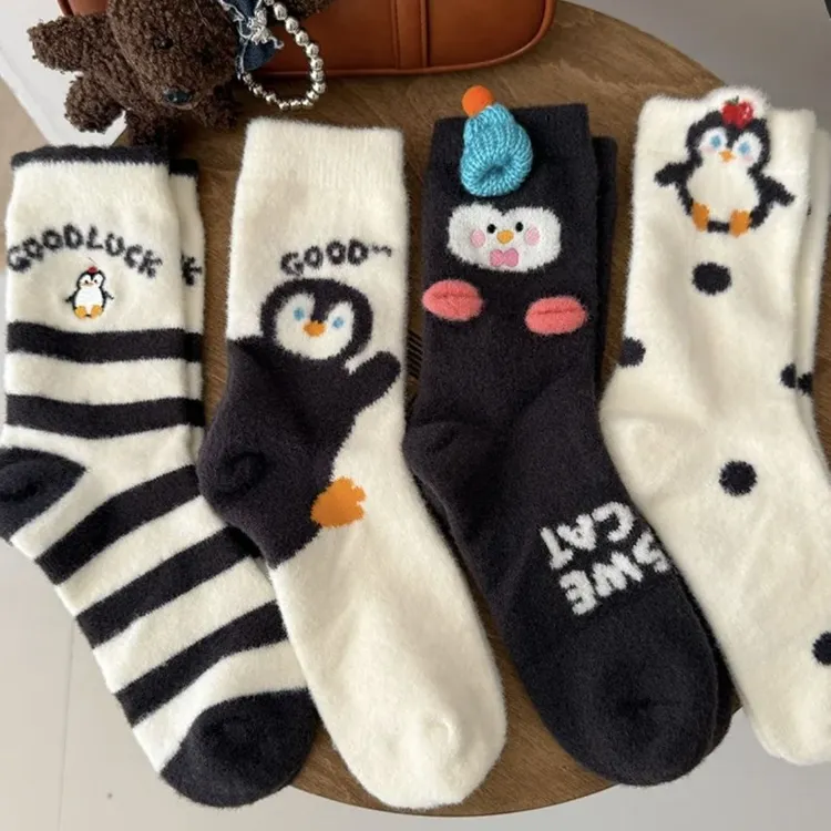 软软糯糯少女中筒袜子加厚居家毛绒地板袜秋冬卡通企鹅保暖袜ALY