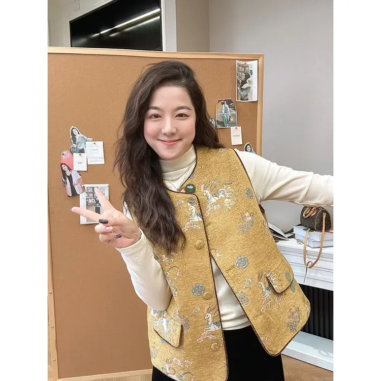 WenWen小个子2025秋冬新款超重工刺绣马甲马褂叠穿上衣4495