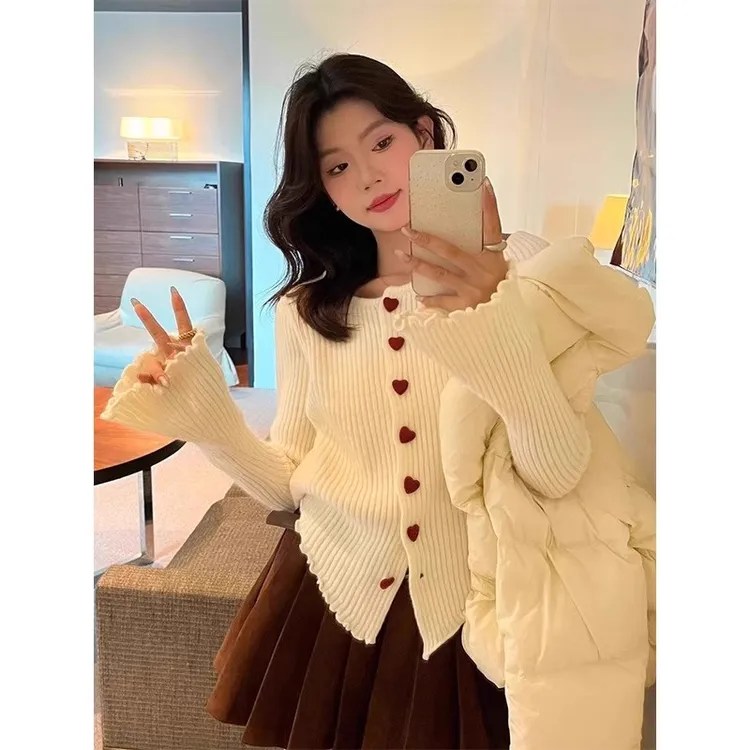 设计感爱心扣毛衣开衫女秋季女装新款气质温柔不规则长袖针织上衣