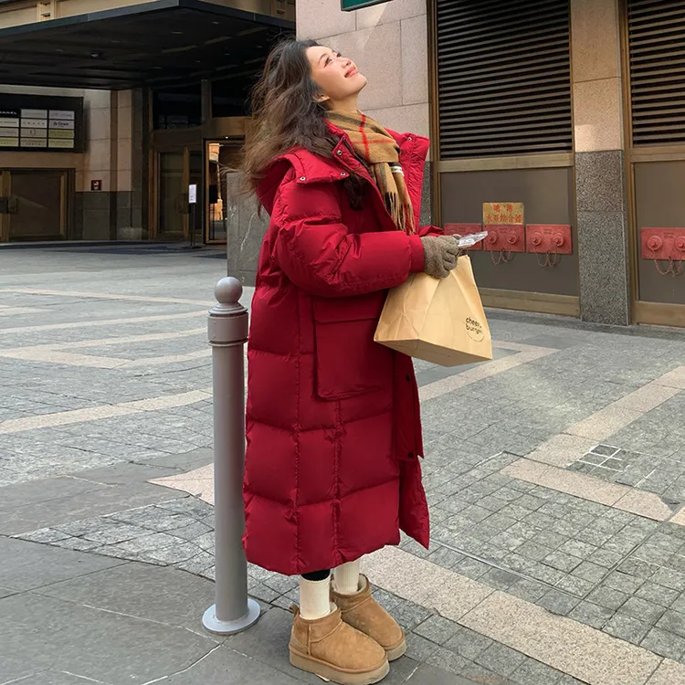 新年红色本命年羽绒服女冬季2024新款长款过膝90白鸭绒厚外套爆款