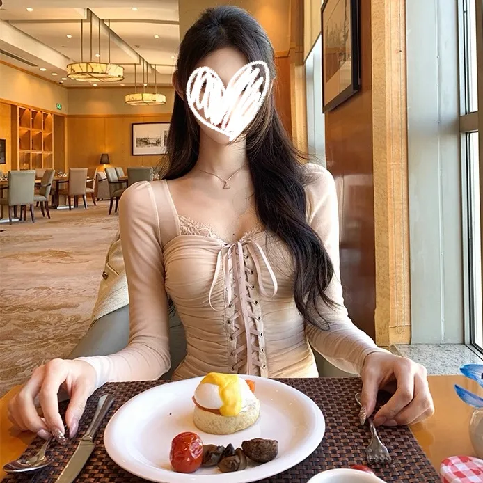 韩系气质网纱拼接上衣女秋冬内搭打底衫设计蕾丝辣妹性感长袖T恤