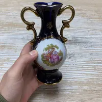 瓷片密密麻麻地排列着一个