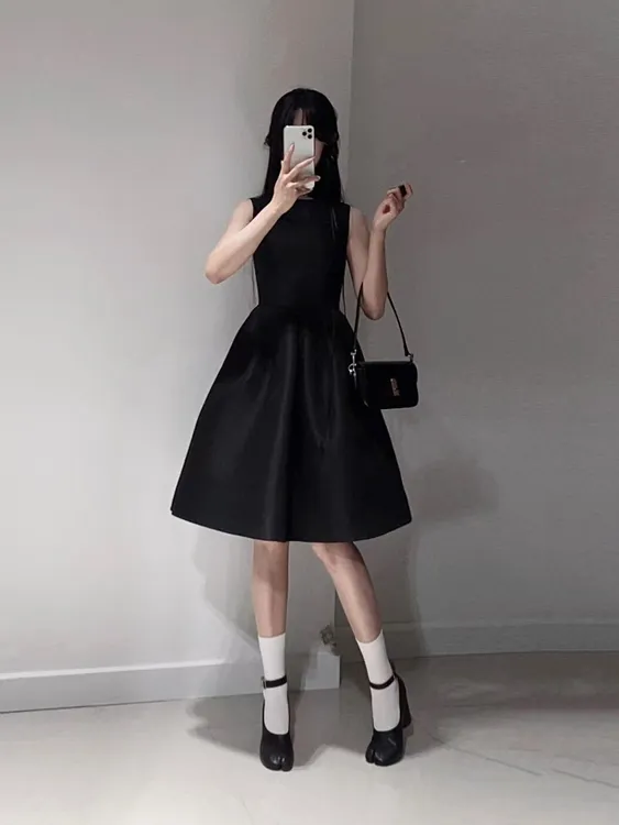 法式小个子黑色无袖连衣裙女夏季新款高级设计感甜美A字小黑裙子