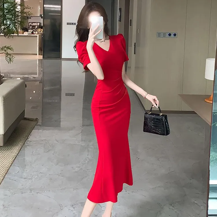 红色V领鱼尾大气连衣裙女港风御姐红裙子法式赫本风包臀长裙夏季