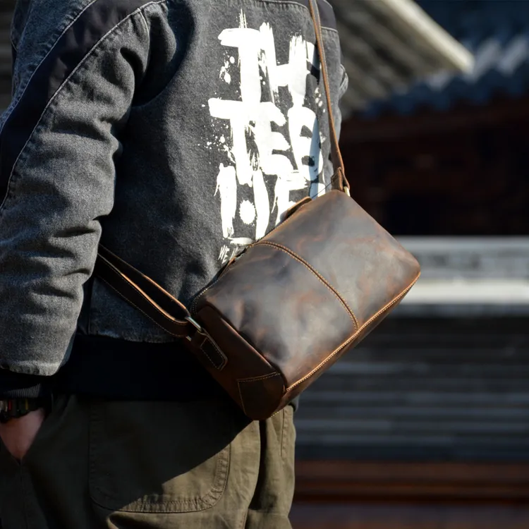 疯马牛皮男士斜挎邮差桶包简约真皮男包休闲潮背包复古学院风挎包