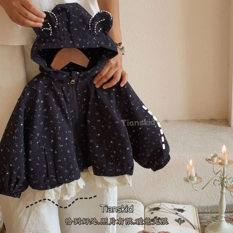 女童黑色外套加绒2025洋气童装韩版连帽碎花冲锋衣宝宝秋冬款上衣