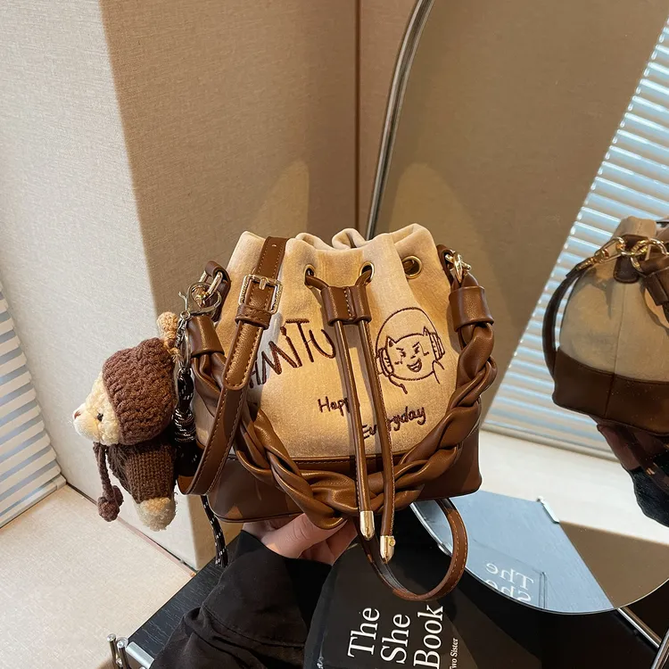 Aimitu2025新款通勤百搭时尚洋气斜挎包简约休闲麻花手提水桶包