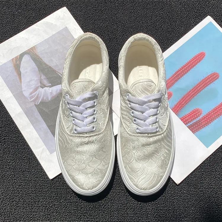 新款爆款银白色低帮刺绣帆布鞋男款潮鞋潮流鞋子男鞋学生休闲板鞋