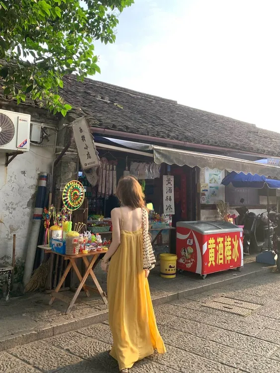 法式氛围感黄色吊带连衣裙夏季度假风宽松显瘦蕾丝花边拼接长裙