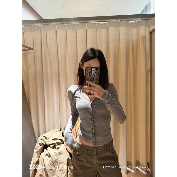 SUNONEONE 百搭波浪纽扣内搭打底针织衫女秋冬V领长袖上衣H1431C