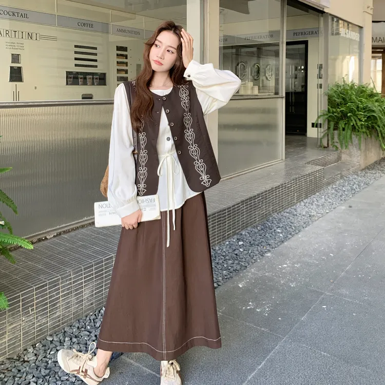 咖色刺绣马甲衬衫半身裙套装女2025秋季新款巨好看流行爆款三件套