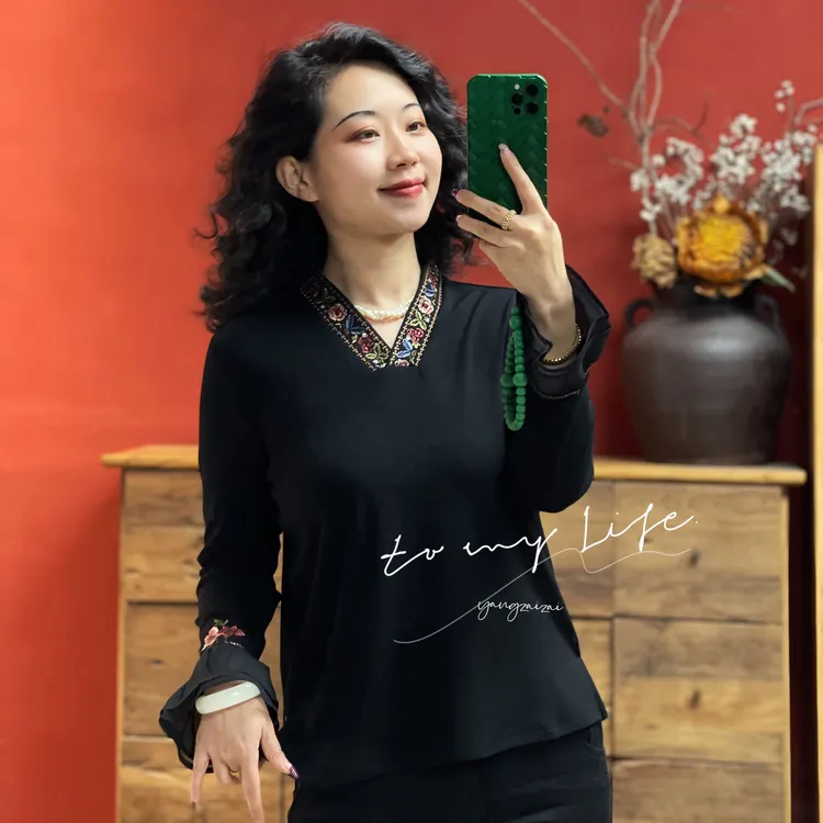 羊在在民族风打底衫女秋冬内搭高级感洋气长袖v领上衣DDS25YX1085