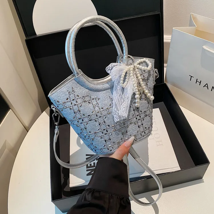 高级感轻奢牛仔布镶钻包女新款大容量菜篮子水桶包单肩斜挎包A024